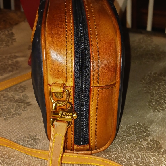 Hunting World Vintage Crossbody Bag Navy Blue/Tan Authentic with certificate - Picture 6 of 16